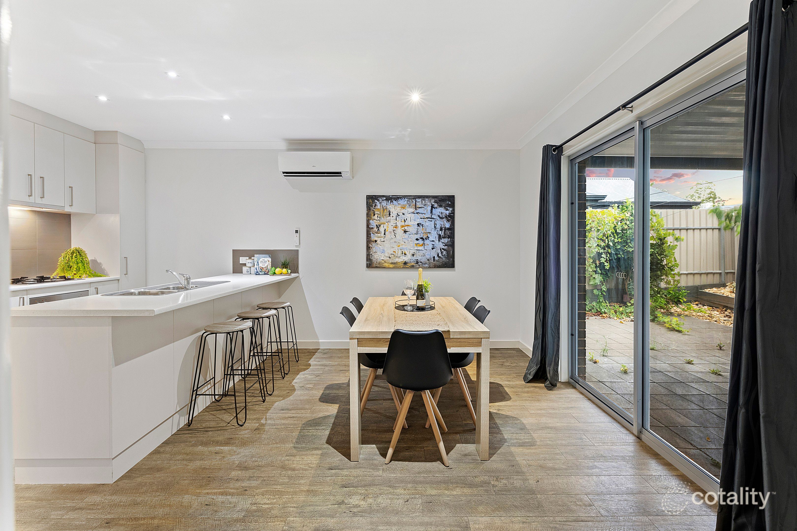 8 Harcourt Tce, Modbury, SA 5092