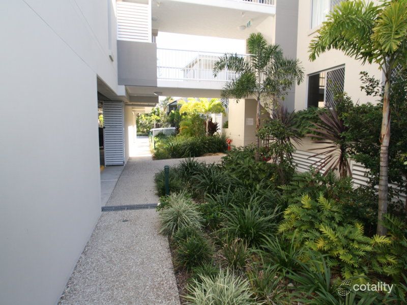 17/8-10 Ahern St, Labrador, QLD 4215