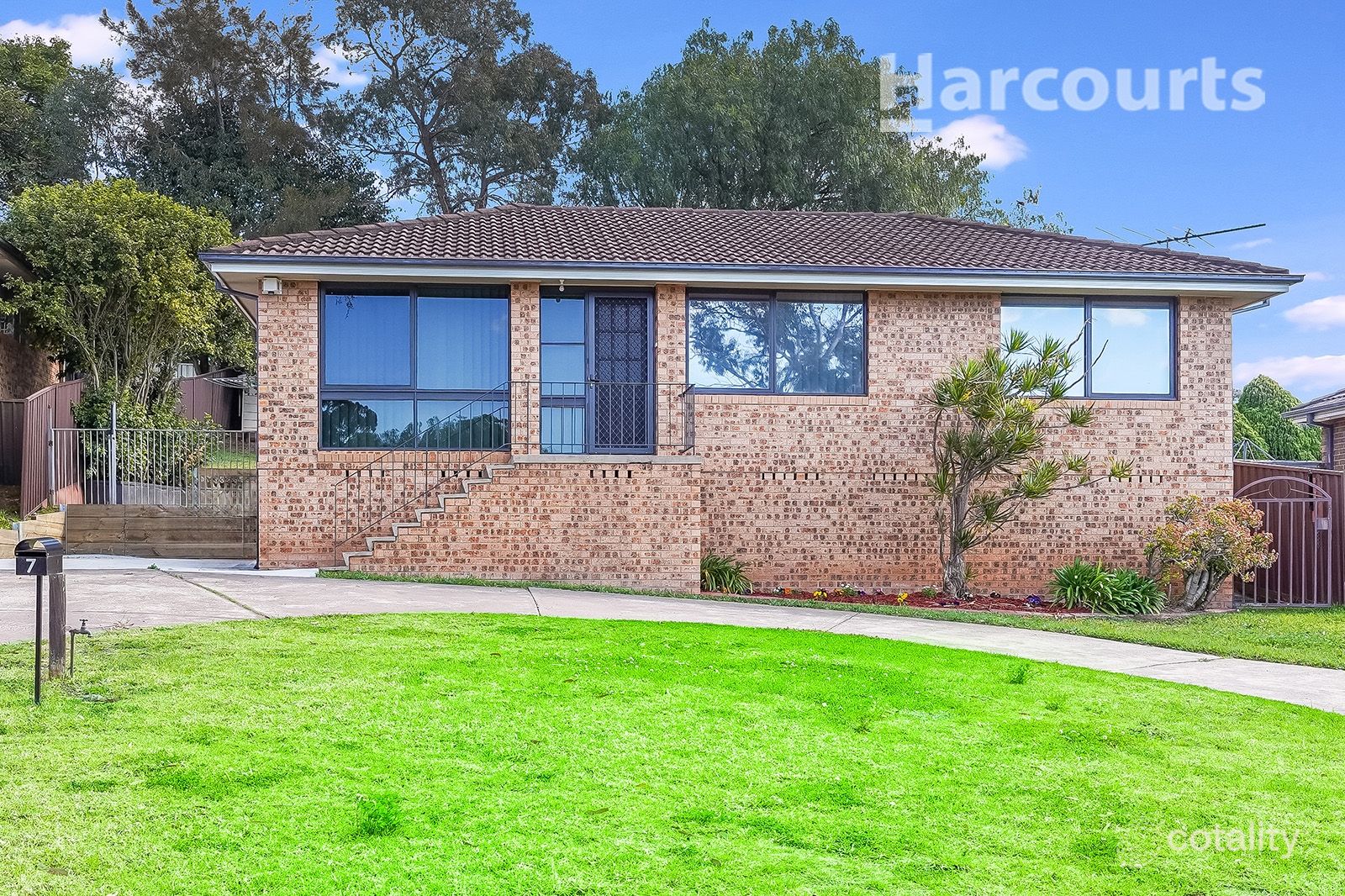 7 Crispsparkle Dr, Ambarvale, NSW 2560