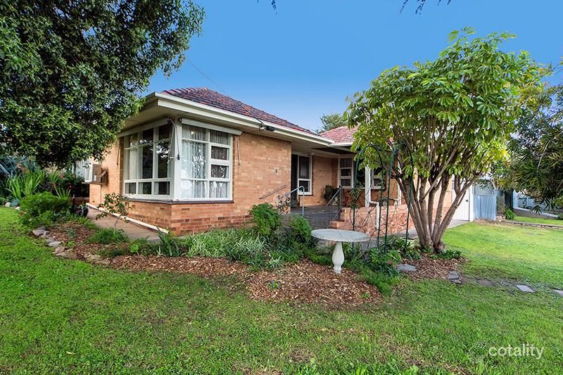 4 Flinders Dr, Valley View, SA 5093