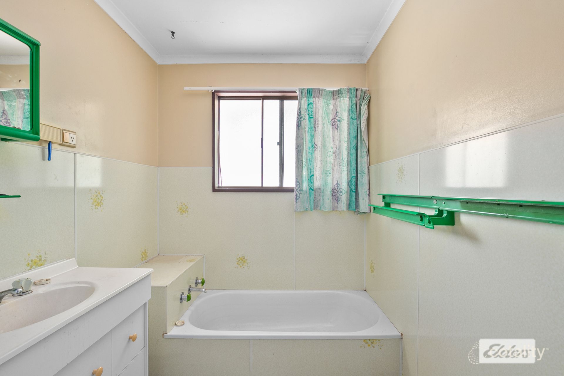 10 Mellish Cres, Emerald, QLD 4720