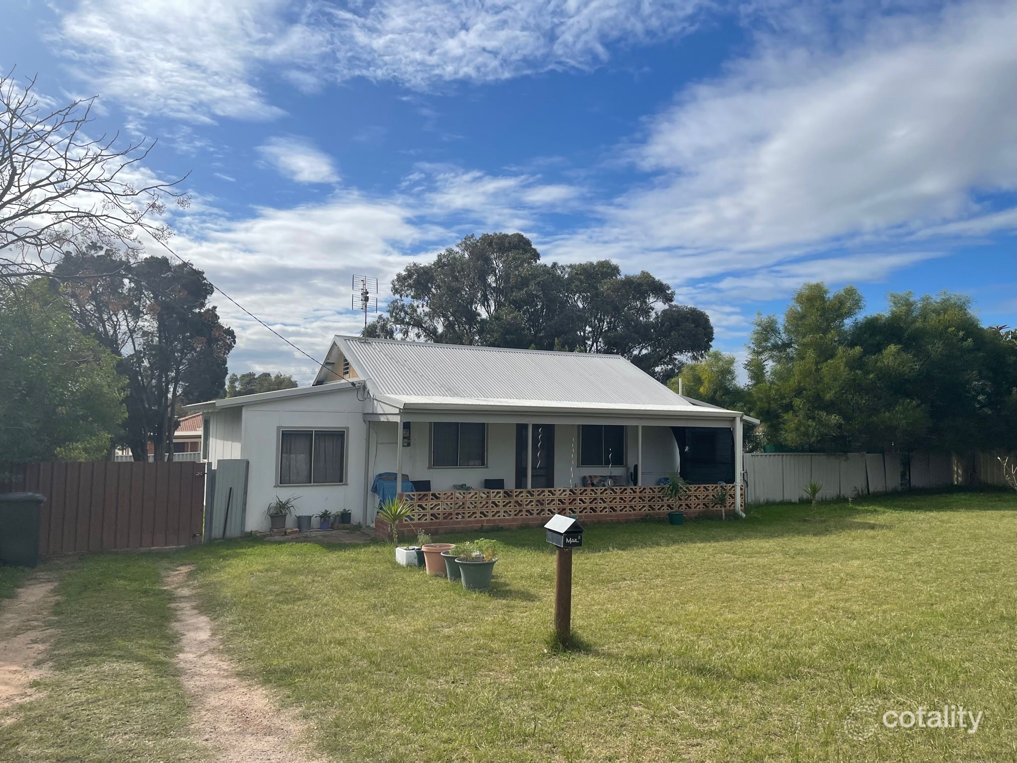 8 Armstrong St, Dongara, WA 6525