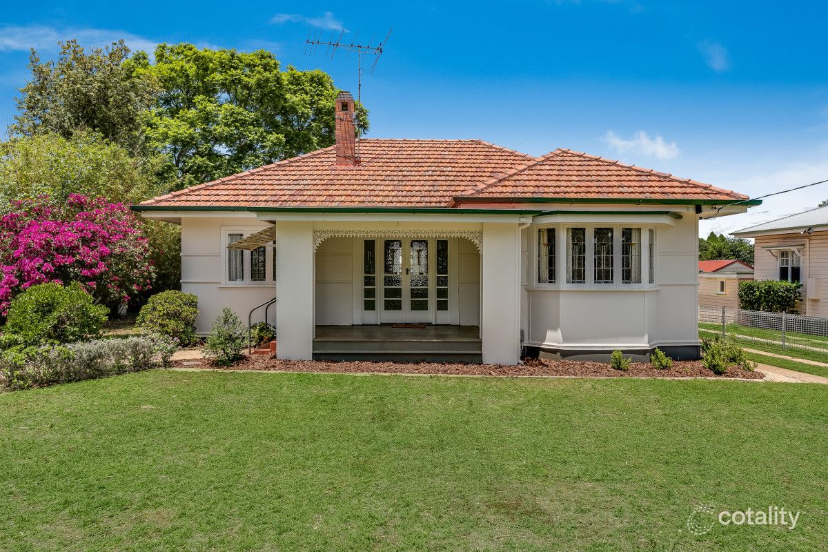 4 Stonehaven St, Mount Lofty, QLD 4350