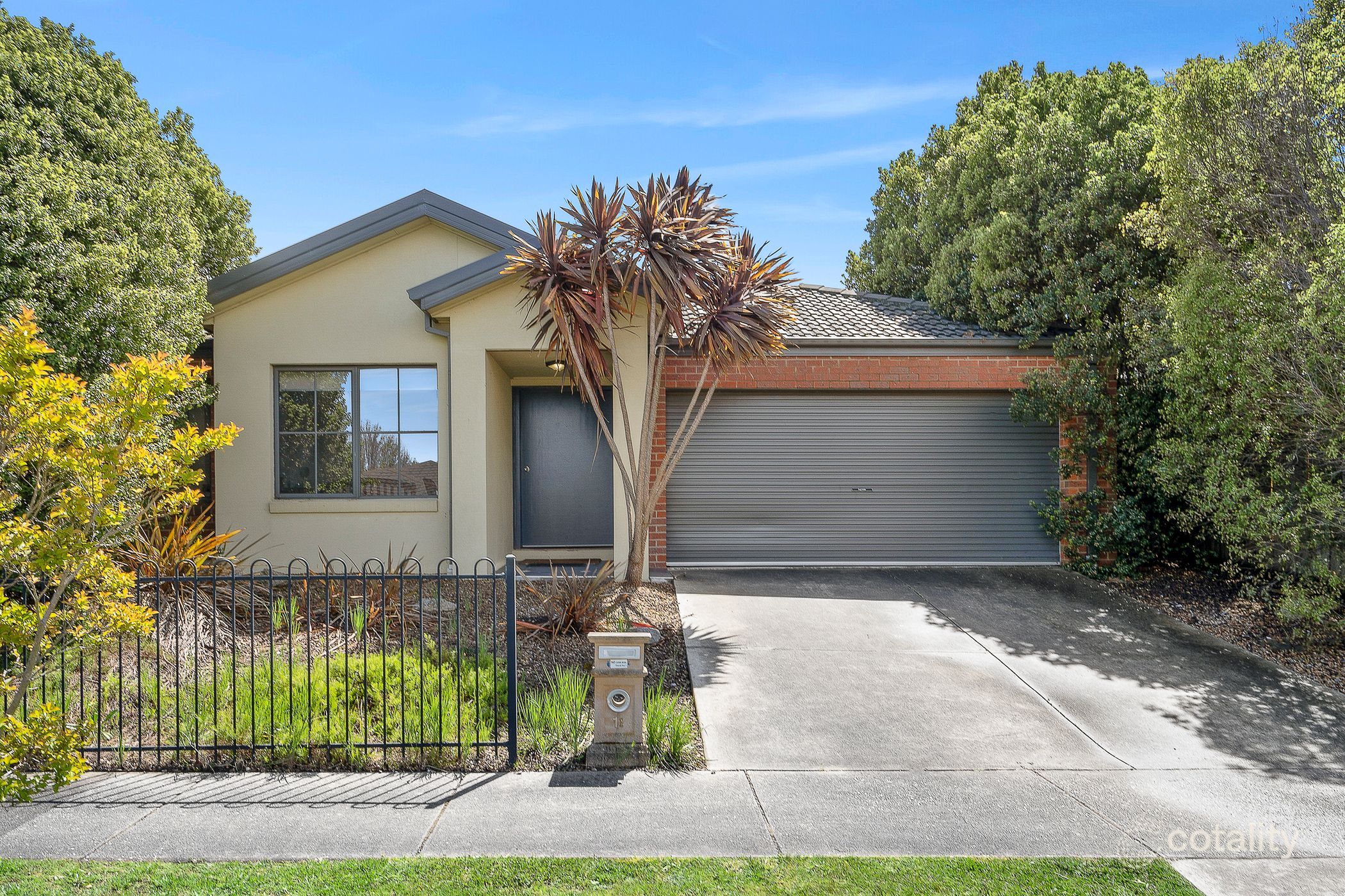 11 Thwaites Cl, Highton, VIC 3216