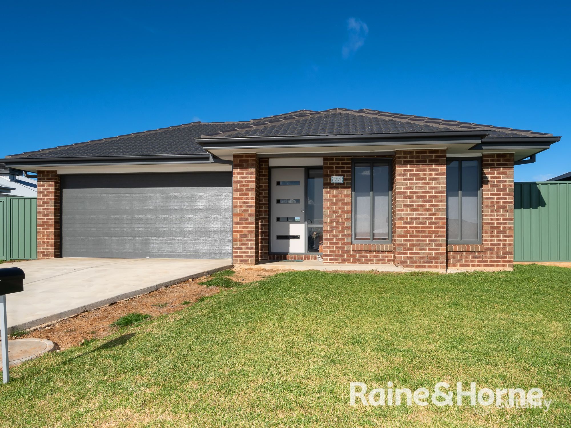 27 Hazelwood Dr, Forest Hill, NSW 2651