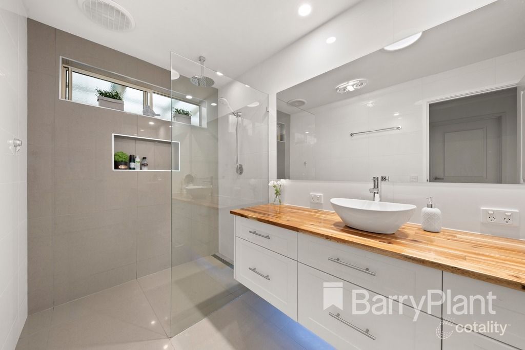 18 Teatree Dr, South Morang, VIC 3752