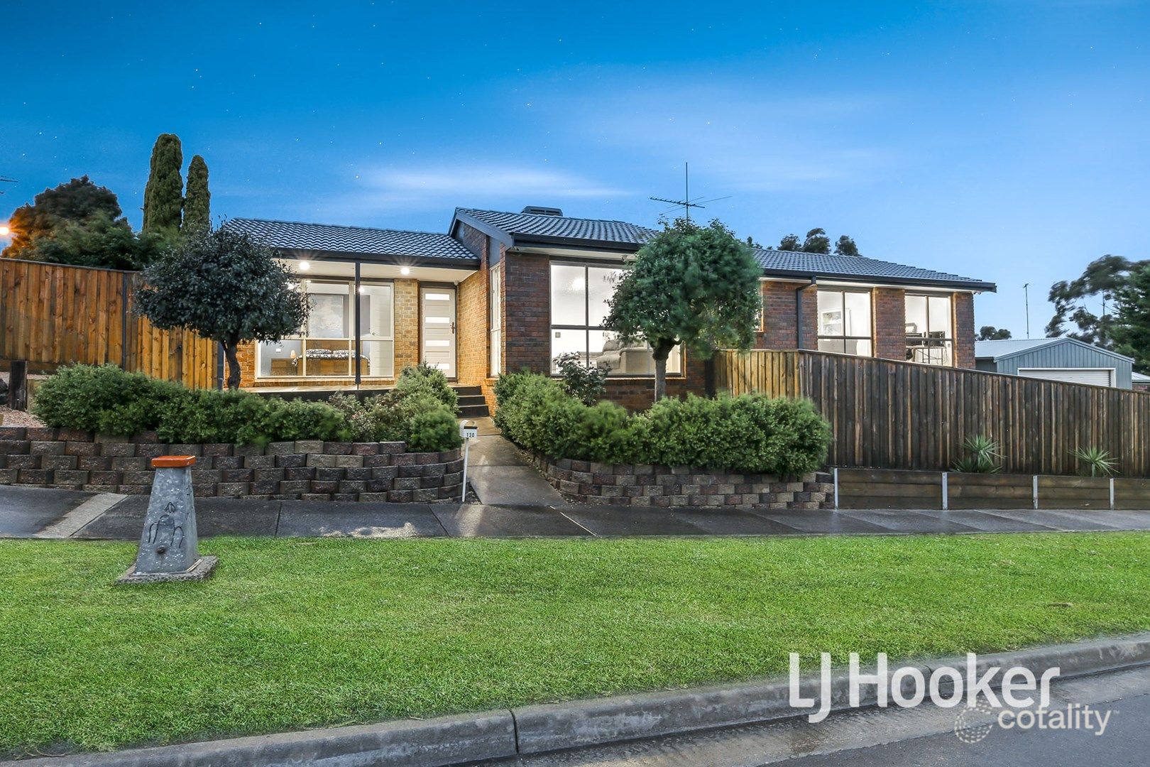 130 Gleneagles Dr, Endeavour Hills, VIC 3802