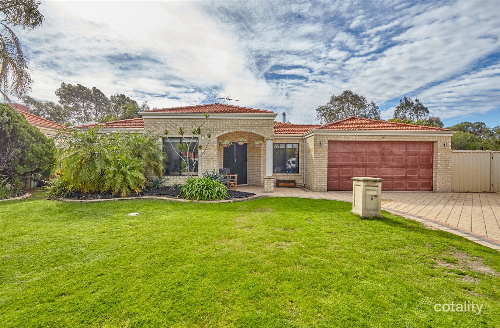 5 Cepa Ct, Lake Coogee, WA 6166