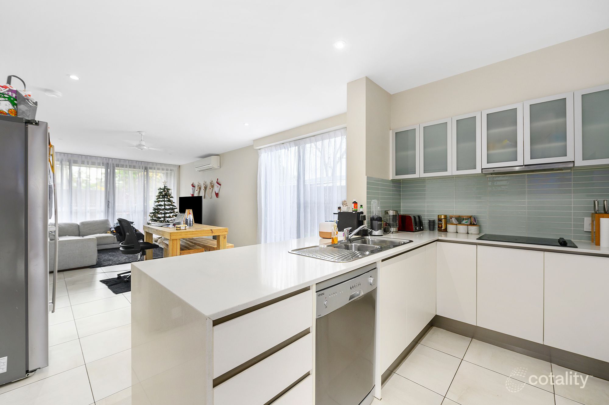 2/39 Gordon St, Labrador, QLD 4215