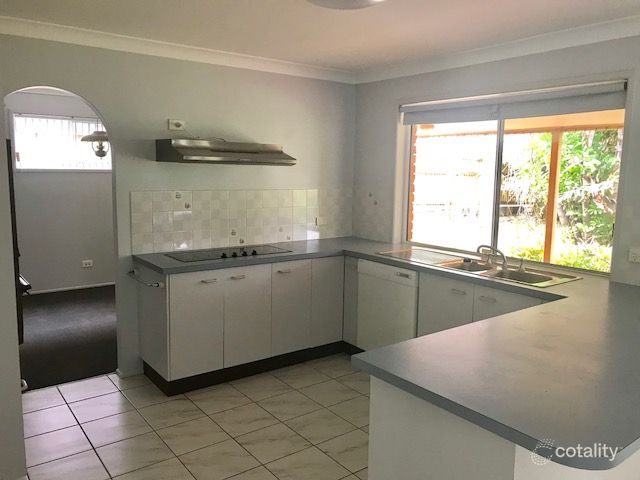 4 Peacock Ct, Birkdale, QLD 4159