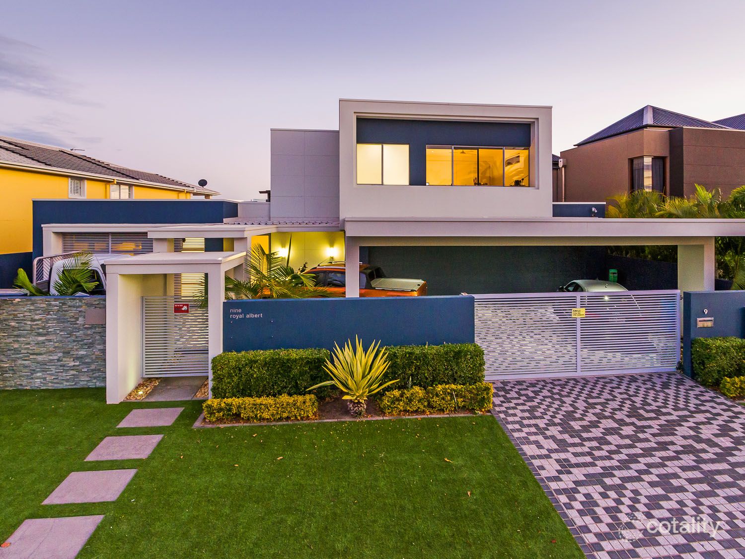 9 Royal Albert Cres, Paradise Point, QLD 4216