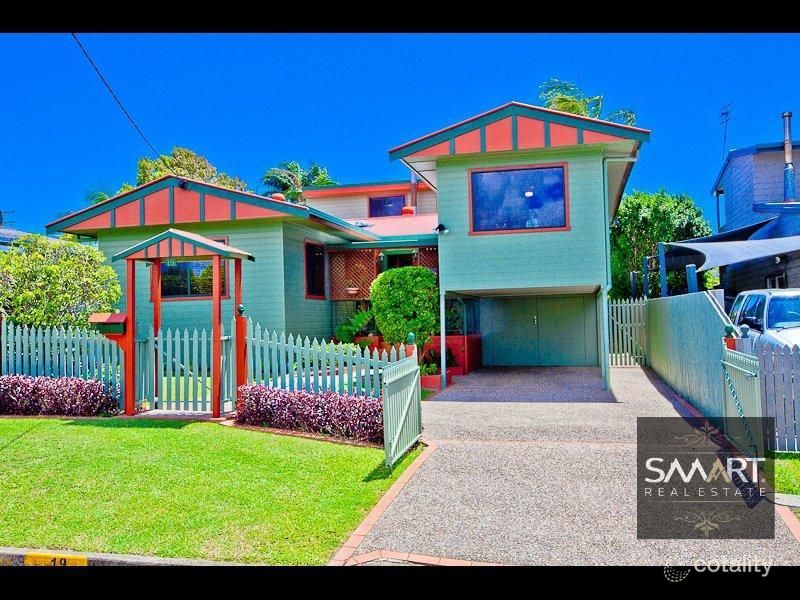 19 First Ave, Labrador, QLD 4215