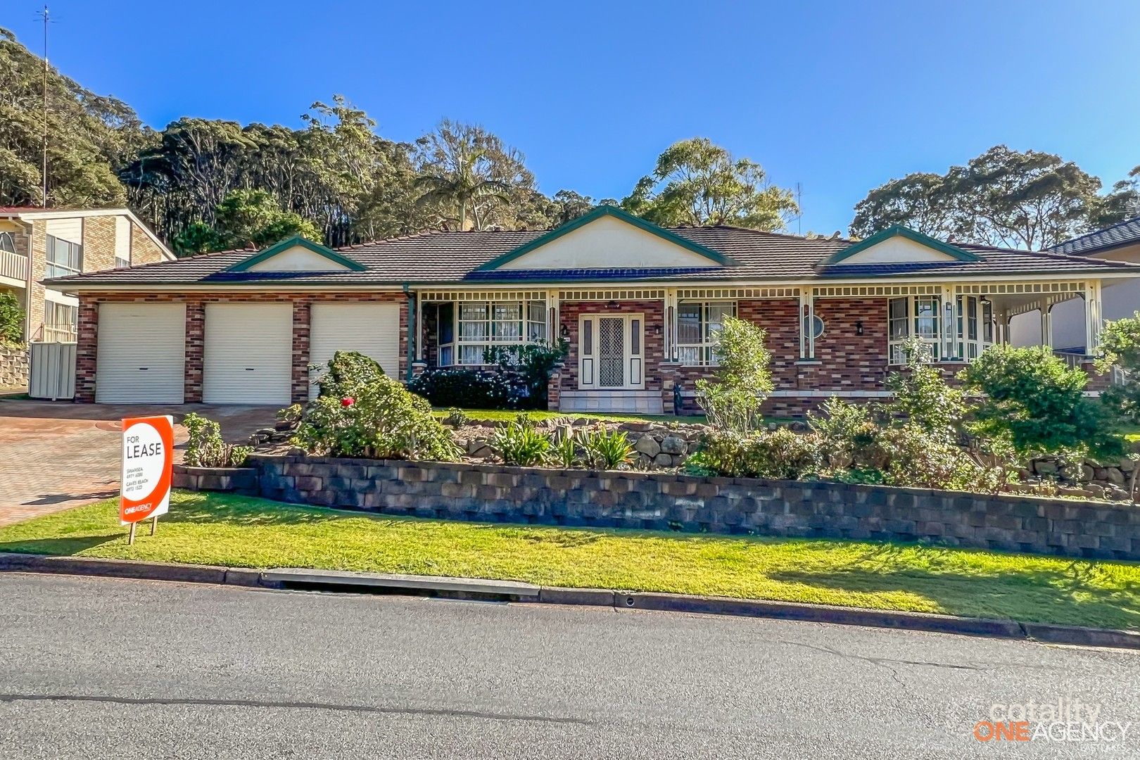 8 Aquamarine Cl, Caves Beach, NSW 2281