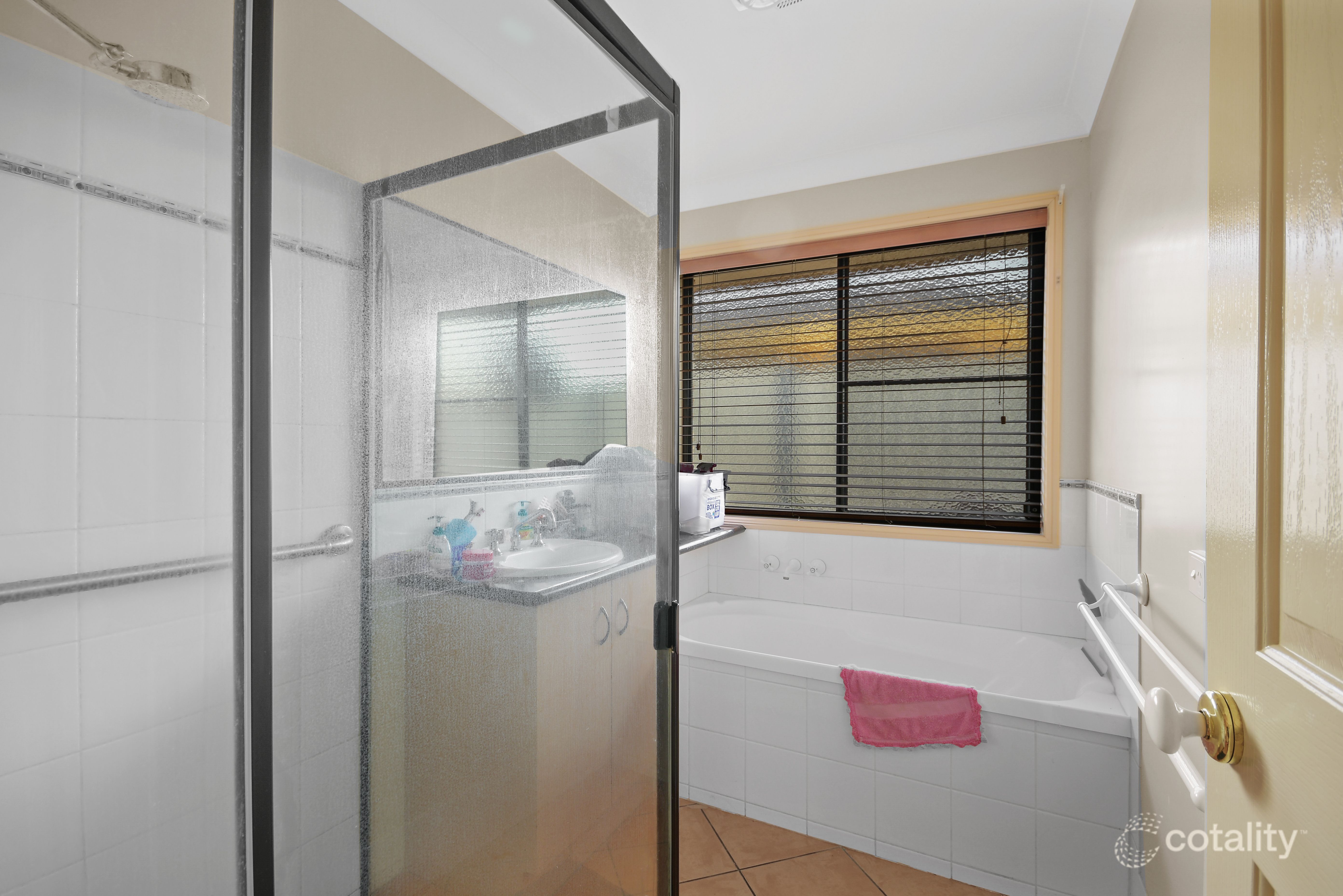1/8 Paulene Cres, Kearneys Spring, QLD 4350