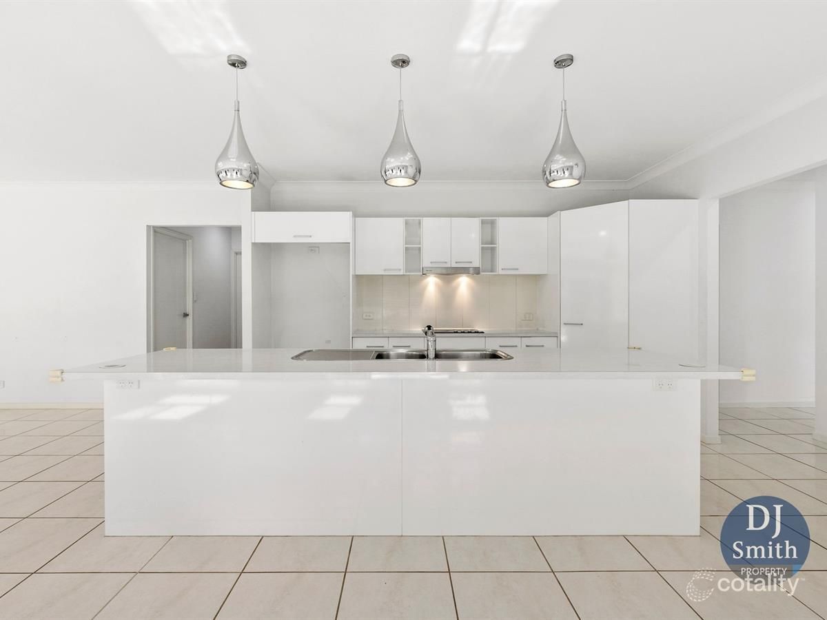 86 Hayward St, Mooroobool, QLD 4870