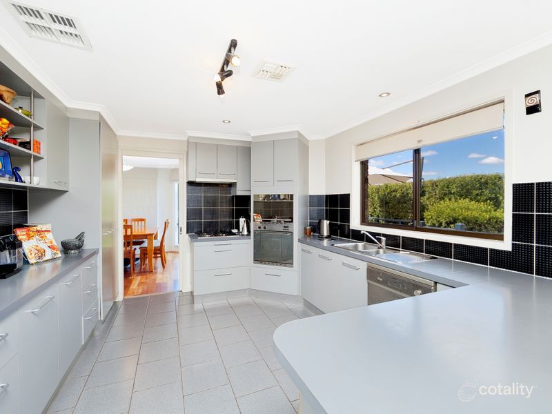 28 Fingleton Cres, Gordon, ACT 2906