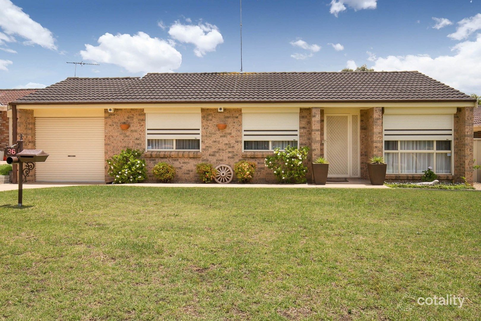 36 Carbasse Cres, St Helens Park, NSW 2560