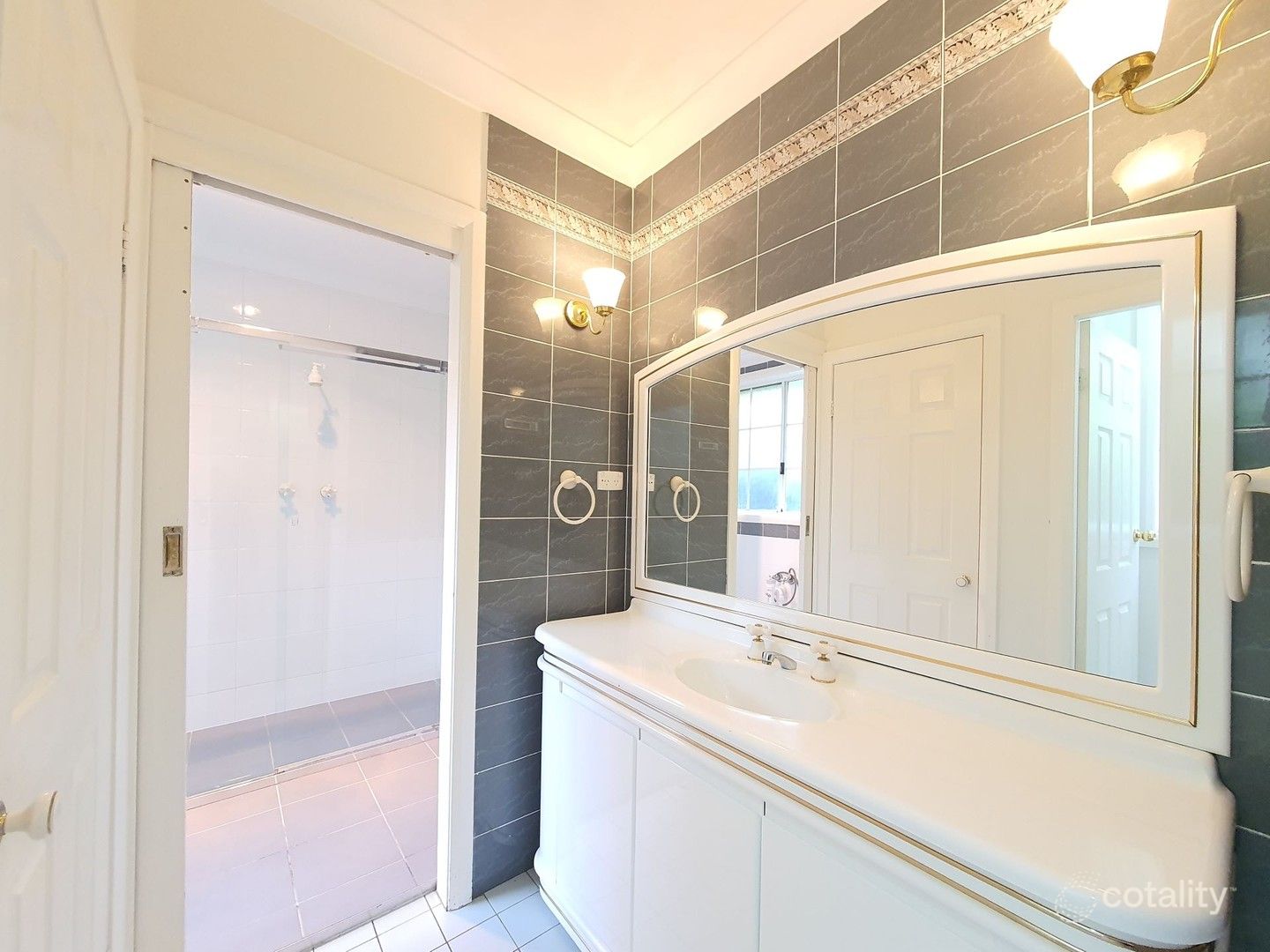 20 Raymond Ave, Campbelltown, NSW 2560