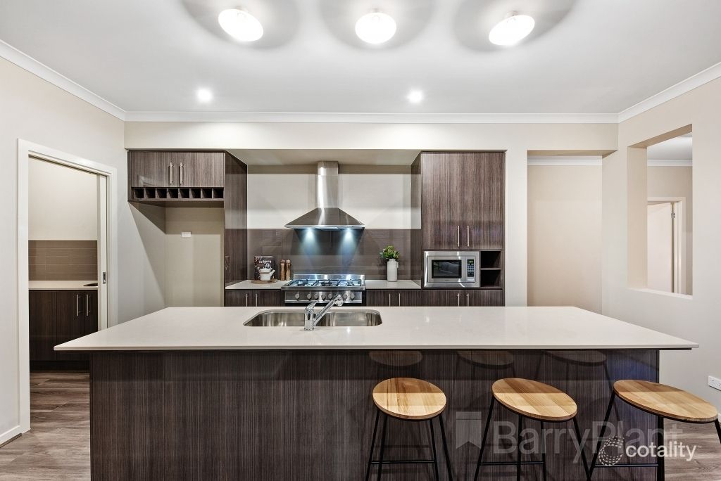 18 Tuncurry Rd, Point Cook, VIC 3030