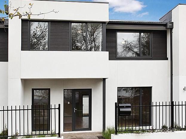 4 Plenty Way, Cranbourne North, VIC 3977