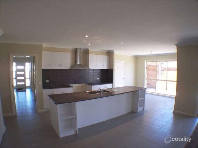 6 Ferndown Dr, Cranbourne, VIC 3977