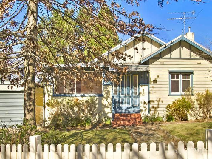 14 Sinclair Cres, Wentworth Falls, NSW 2782