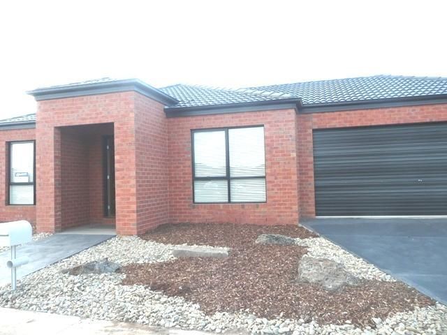 15 Clematis Cres, Manor Lakes, VIC 3024