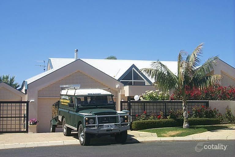 8 Siska Ct, Halls Head, WA 6210