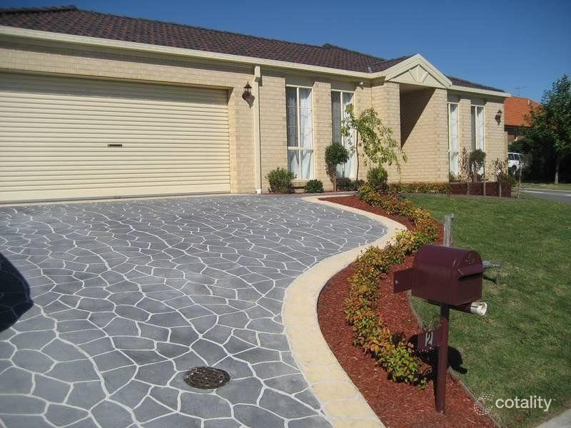 2 Woods Point Dr, Beaconsfield, VIC 3807