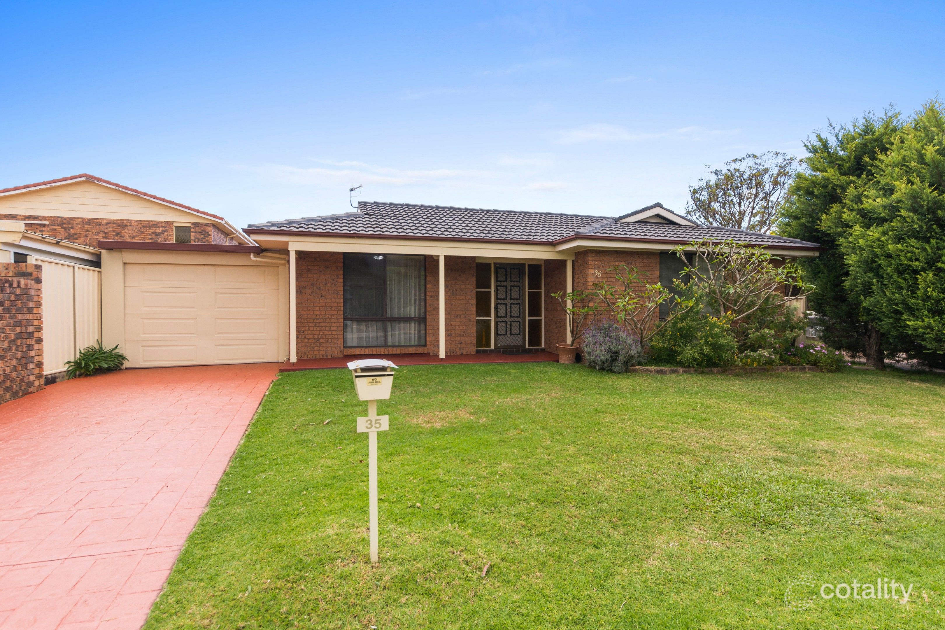 35 Huxley Dr, Horsley, NSW 2530