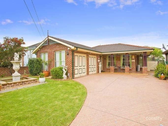 27 Omega Pl, Greenacre, NSW 2190