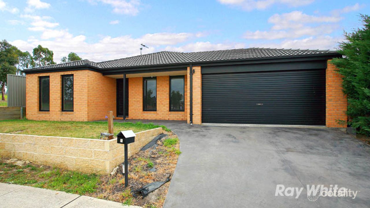 3-bedroom house at 8 Avalon Crescent, Cranbourne East, VIC 3977, Casey, Victoria