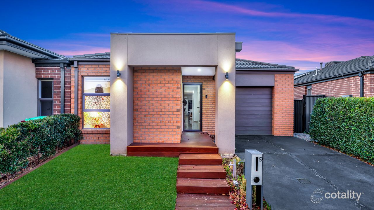 3-bedroom house at 19 Dellinea Street, Cranbourne North, VIC 3977, Casey Council, Victoria