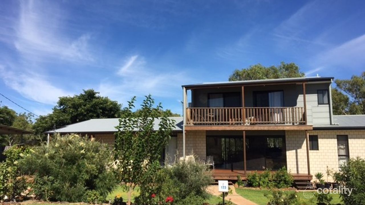 8-bedroom house at 123 East Street, Springsure, QLD 4722, Central Highlands Council, Queensland