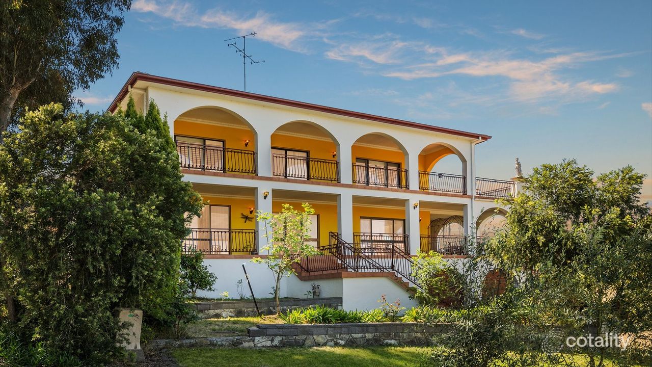 6-bedroom house at 4 Surveyor Street, Queanbeyan, NSW 2620, Queanbeyan-Palerang Council, New South Wales