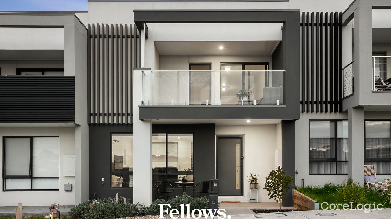 3-bedroom unit at 10 Daphne Walk, Casey Council, Victoria