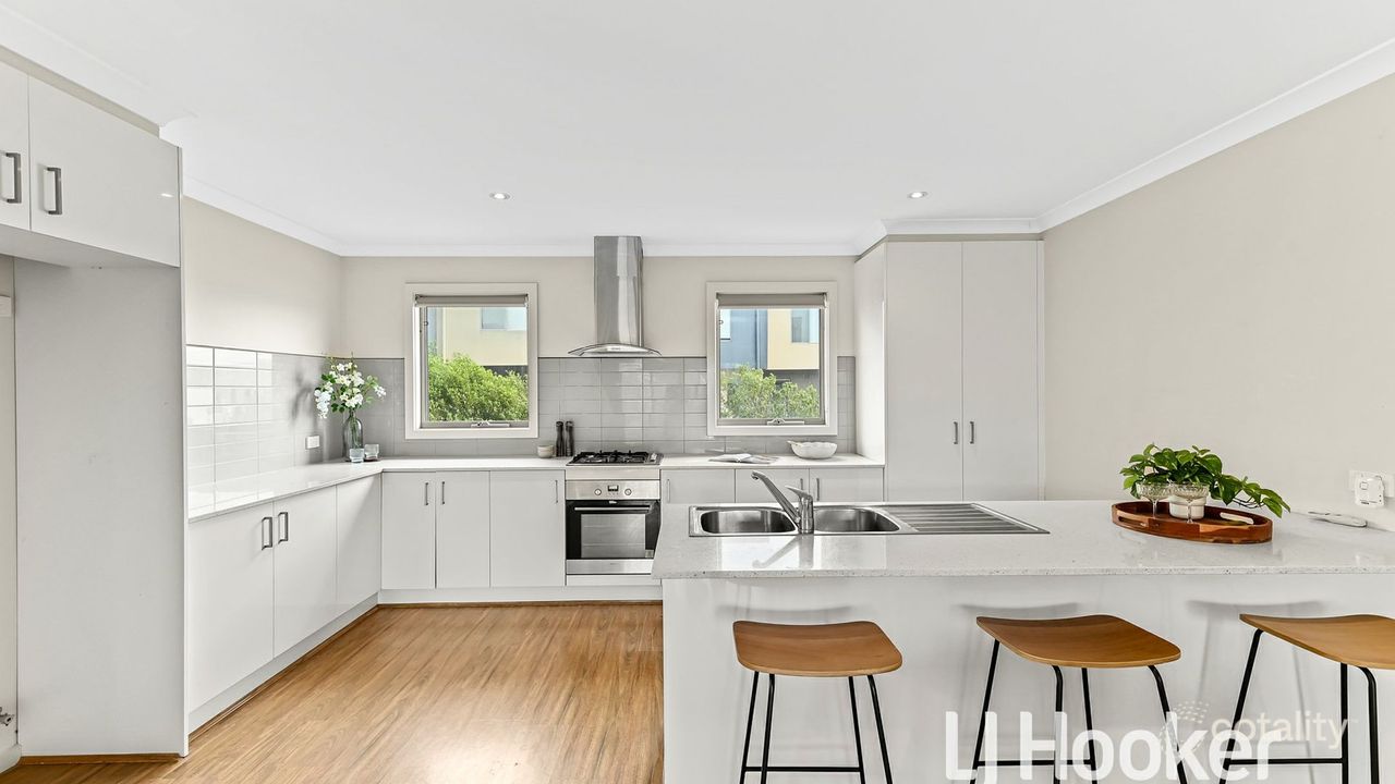 3-bedroom unit at 10/13 Harlesden Circuit, Pakenham, VIC 3810, Cardinia, Victoria