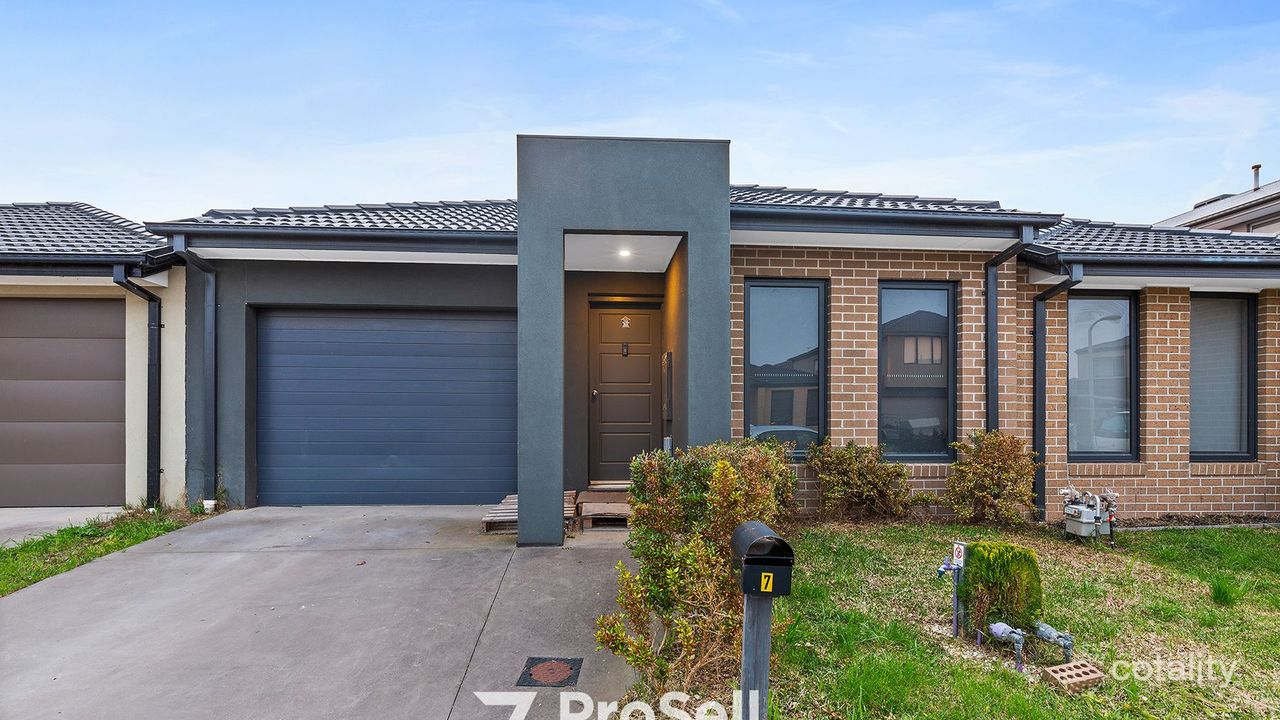 3-bedroom house at 7 Dalziell Crescent, Cranbourne North, VIC 3977, Casey Council, Victoria