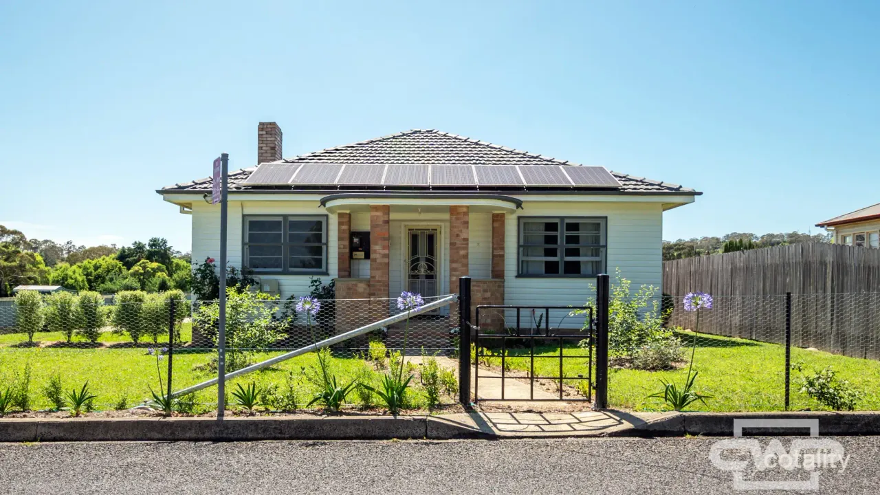 3-bedroom house at 3 Cameron Lane, Glen Innes, NSW 2370, Glen Innes Severn Council, New South Wales