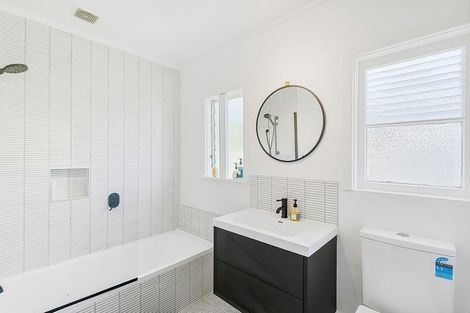 Photo of property in 35 Avondale Road, Avondale, Auckland, 1026