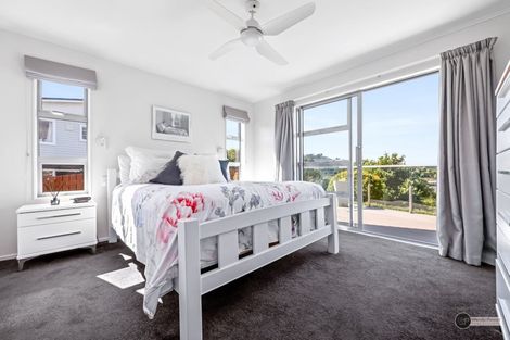 Photo of property in 37 Pekanga Road, Normandale, Lower Hutt, 5010