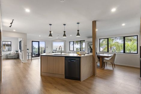 Photo of property in 1/47 Deep Creek Road, Waiake, Auckland, 0630