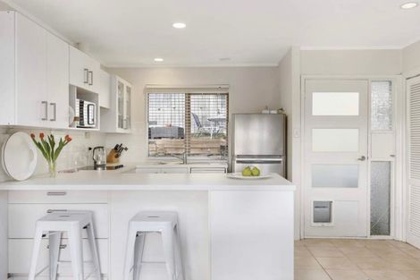 Photo of property in 2/16 Hollyhock Place, Browns Bay, Auckland, 0630