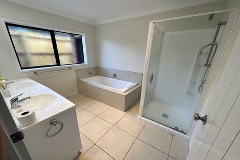 Photo of property in 18 Parkhaven Drive, Rosehill, Papakura, 2113