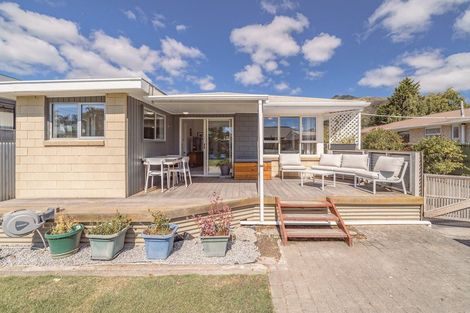 Photo of property in 6 Laing Crescent, Heathcote Valley, Christchurch, 8022