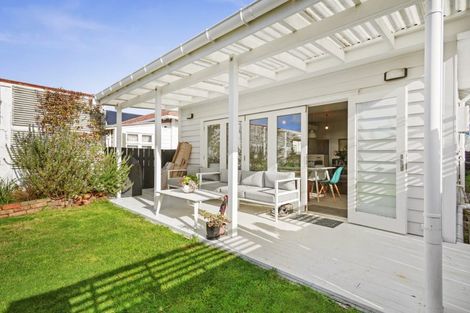 Photo of property in 129 Onepu Road, Lyall Bay, Wellington, 6022