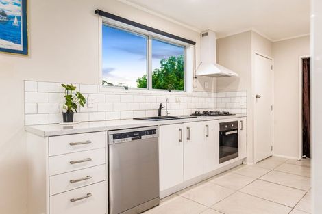 Photo of property in 2 Kilcar Place, Massey, Auckland, 0614