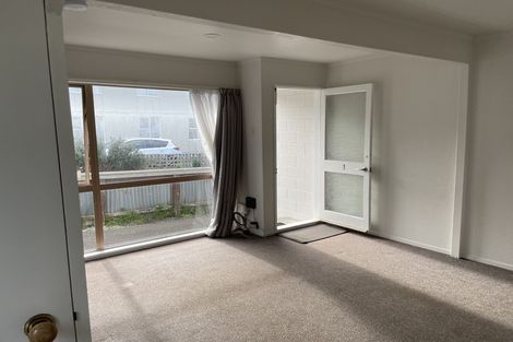 Photo of property in 1/133 Queens Drive, Lyall Bay, Wellington, 6022
