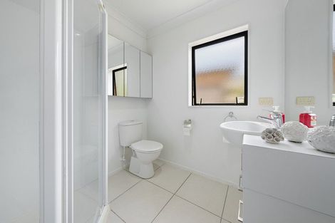 Photo of property in 20 Mackwell Road, Fairview Heights, Auckland, 0632