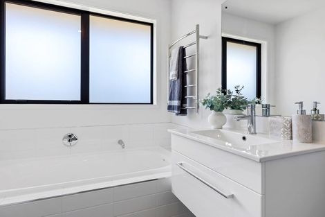 Photo of property in 3b Shillingford Boulevard, Rolleston, 7615